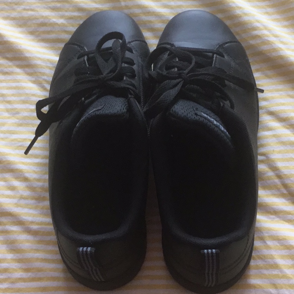 Tennis shoes